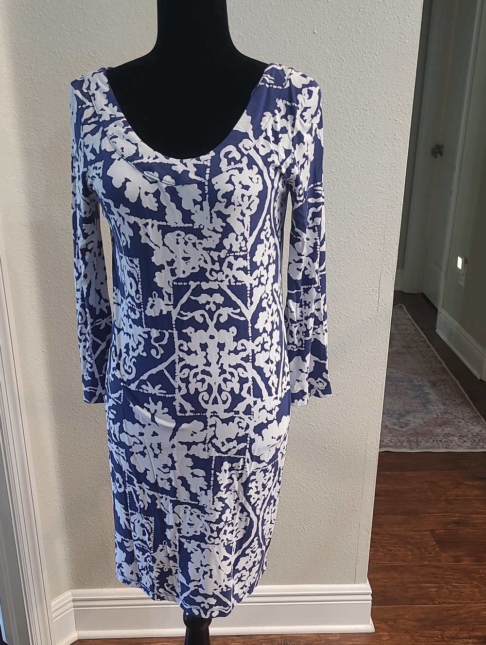 Tori Richard Blue and White Patterned Long-Sleeve Women's Dress Resort Med